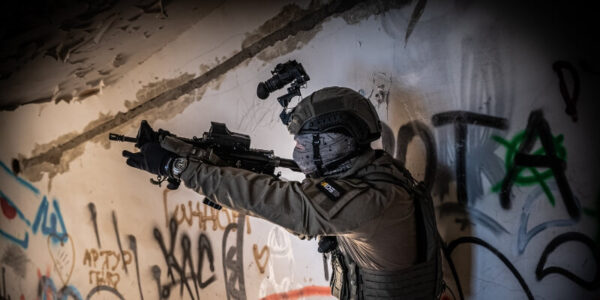 ציוד טקטי ישראלי - חייל בפעילות מאובזר בציוד ממותגים ישראליים