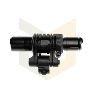 פנס טקטי ללוחם מותקן בתוך מתאם פנס פנס טקטי ללוחם מותקן בתוך מתאם פנס