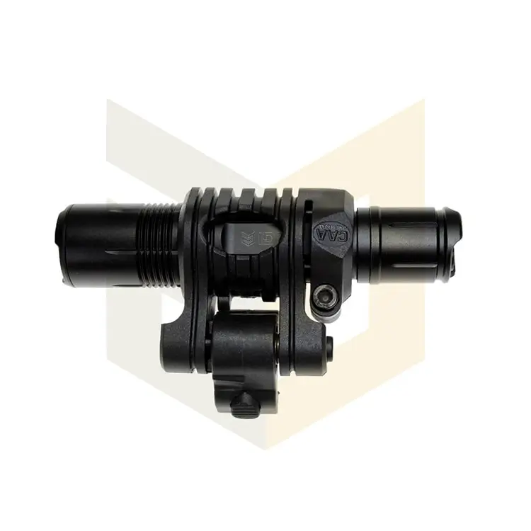 פנס טקטי ללוחם מותקן בתוך מתאם פנס