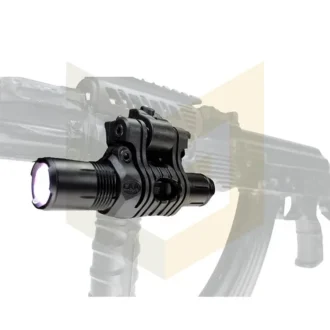 תמוונה להמחשה – פנס טקטי ללוחם מותקן בתוך מתאם פנס תמוונה להמחשה – פנס טקטי ללוחם מותקן בתוך מתאם פנס