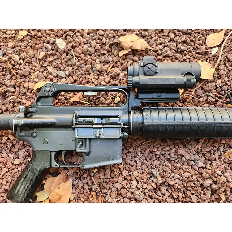 מסילה להתקנת כוונת השלכה על רובה M16 עם גשר