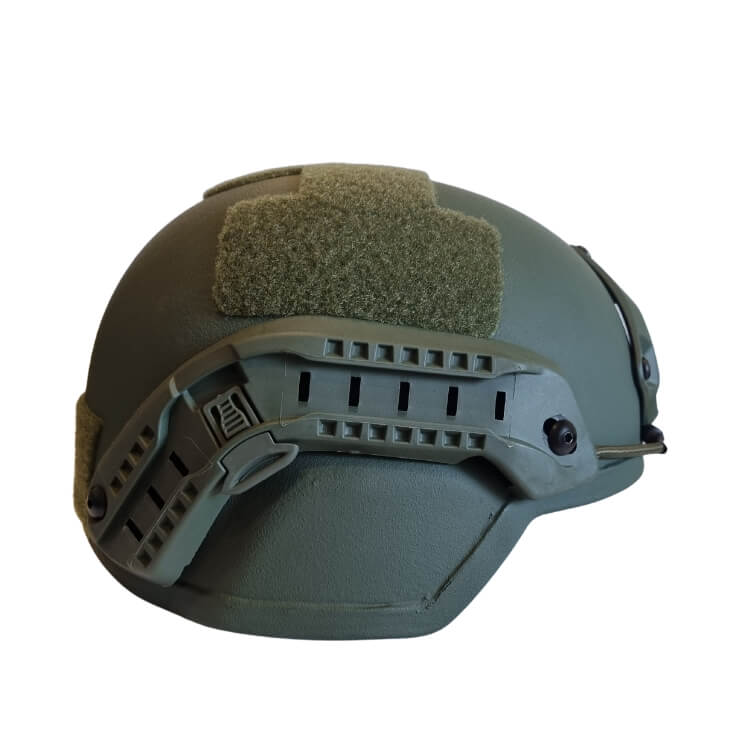 קסדה טקטית עם מסילות פיקטיני