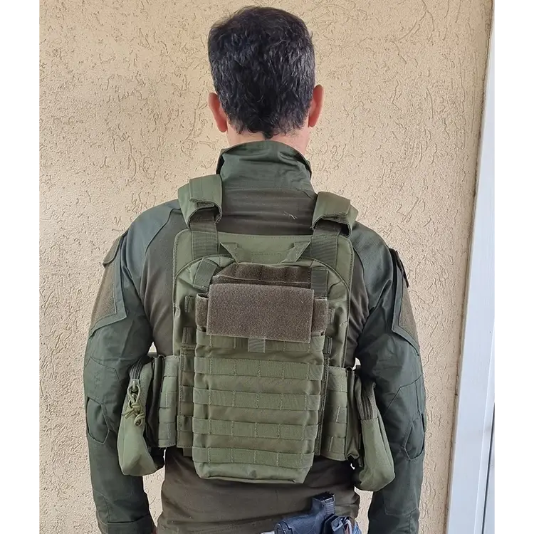 אפוד לוחם ירוק מאחור – מקום לשלוקר ופלטות