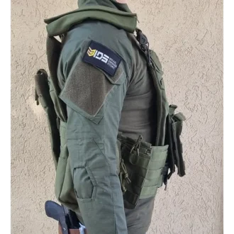 אפוד לוחם ירוק מהצד אפוד לוחם ירוק מהצד