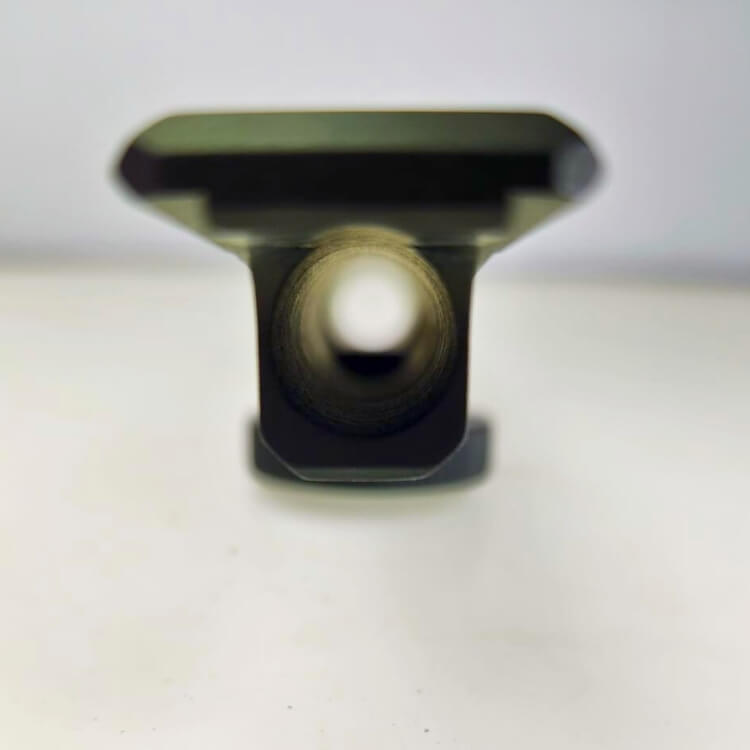 מתאם מסילה לגשר M16 עם חור המאפשר שימוש בכוונות גיבוי