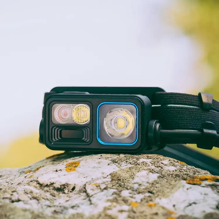 פנס ראש טקטי על סלע