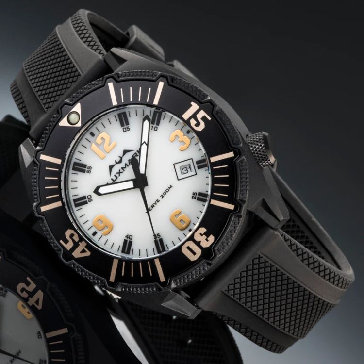 שעון לבריכת שחיה צד