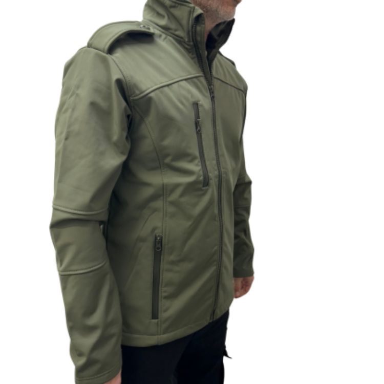 מעיל סופטשל ירוק עם כותפות – UNIDRESS